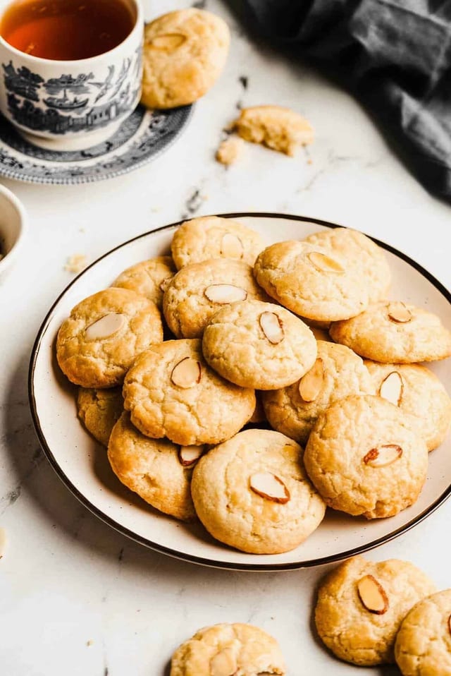 Almond Cookies ( 6 PCS ).